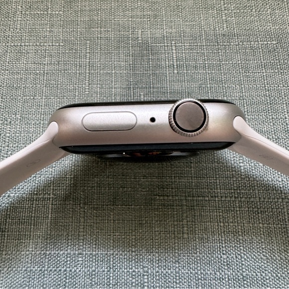 Series 4 (GPS) Apple Watch 44mm Silver - Picture 6 of 9